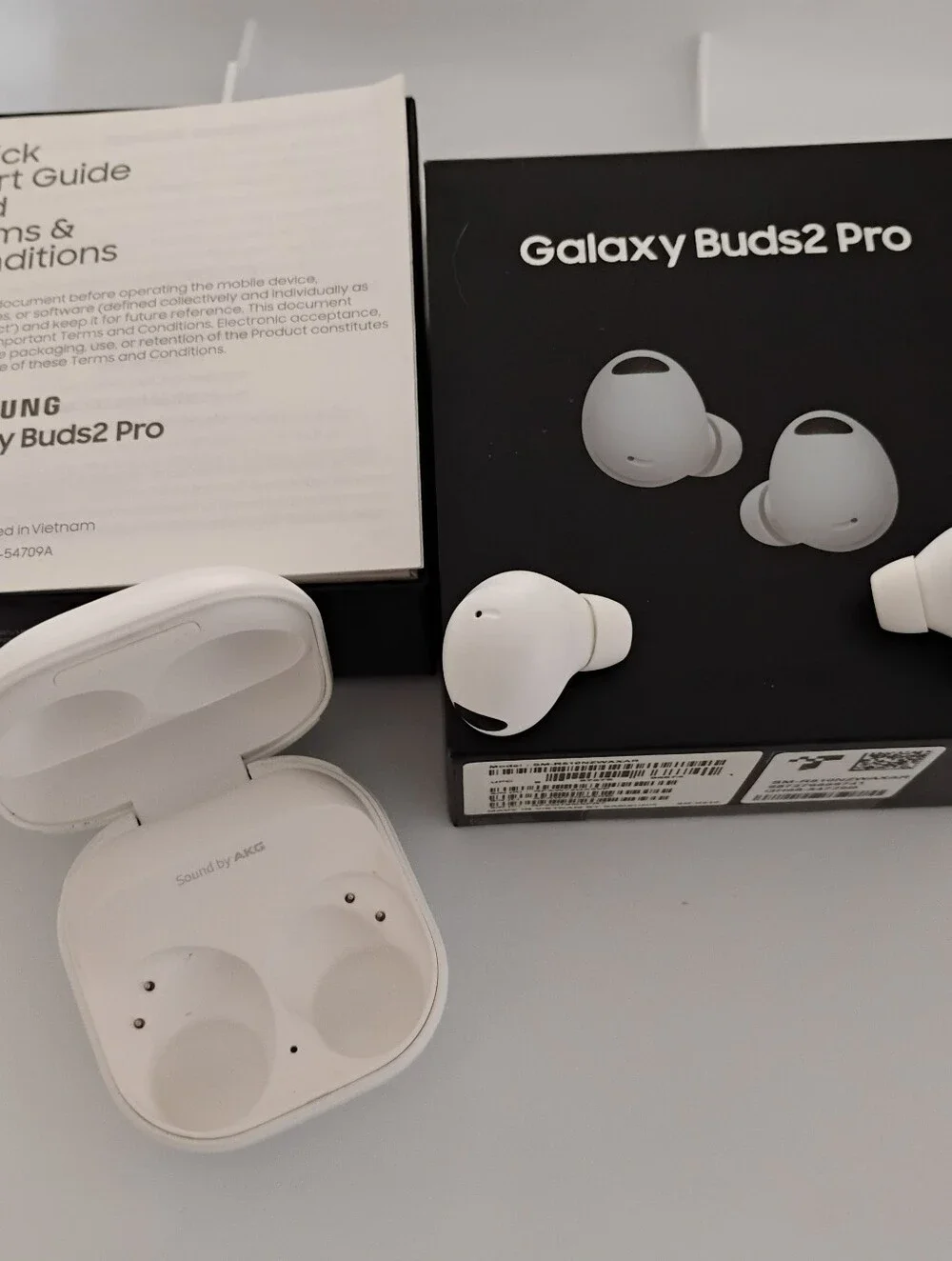 Samsung Galaxy Pro AKG ear buds in white